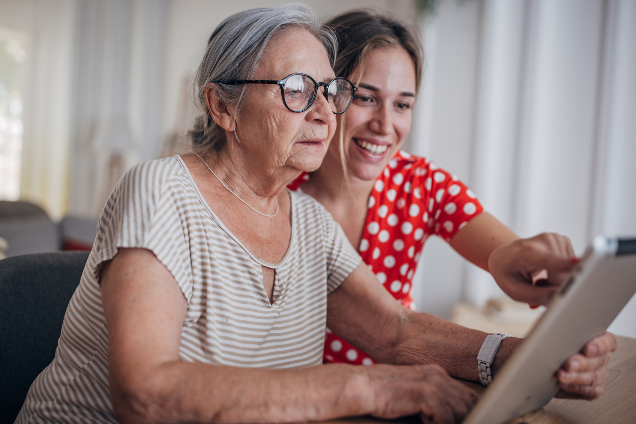 10 gratis apps die het leven makkelijker, slimmer of gewoon leuker maken (voor 55+ in België)
