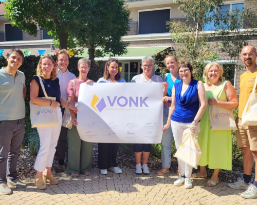 Vonk lanceert: de stille revolutie van kleine ideeën die de ouderenzorg veranderen